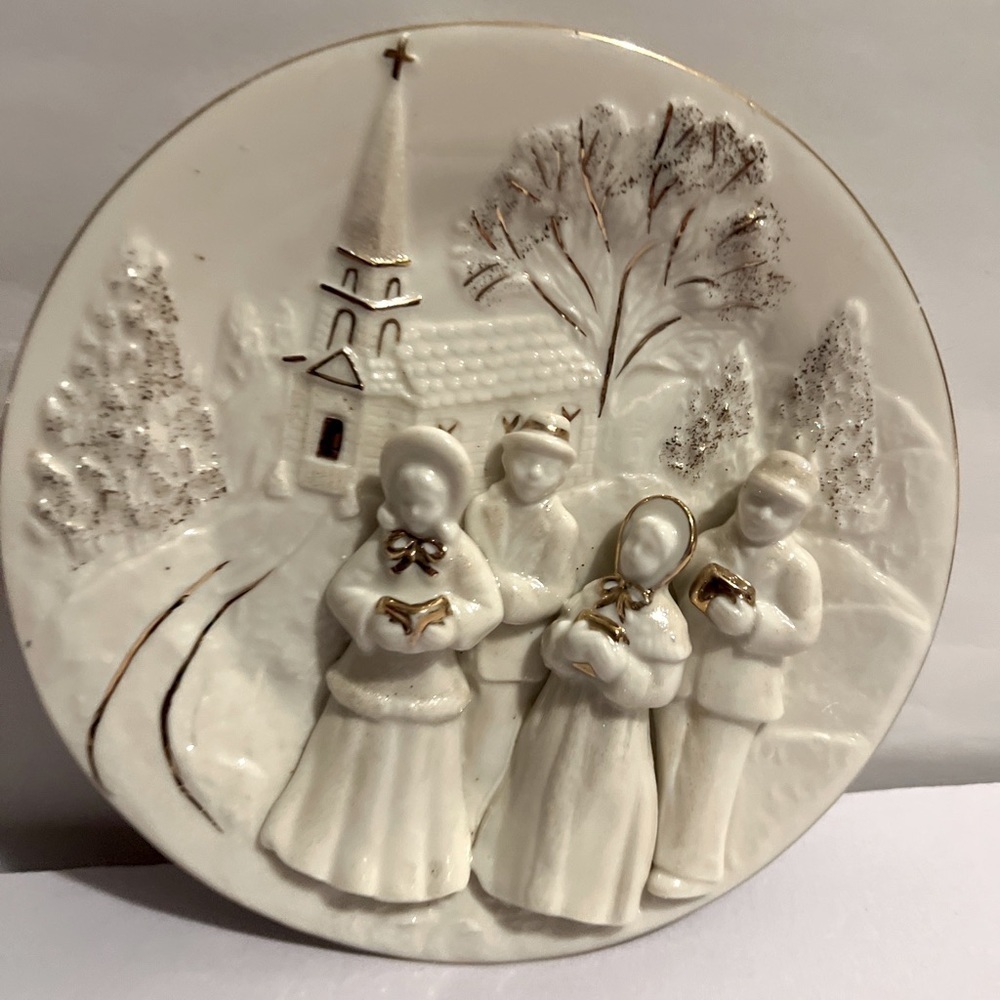Mikasa FK001 Holiday Elegance 3-D Christmas Collectible Plate Christmas Caroling